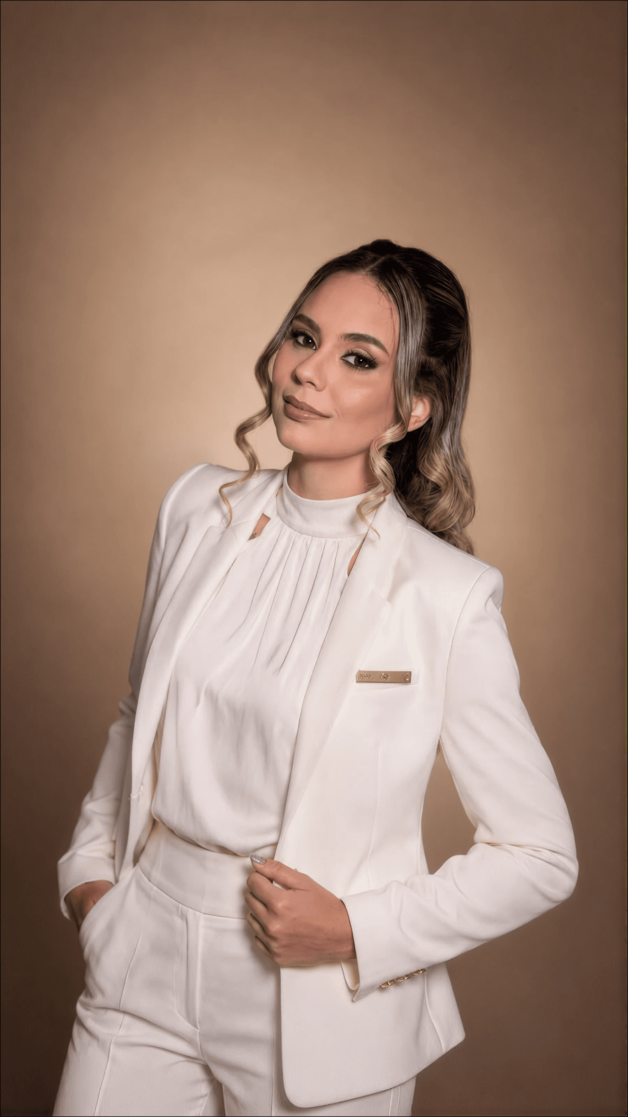 Dra. Samya Marim em retrato profissional com blazer off-white